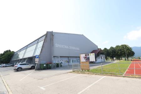 Športna dvorana Cerknica napis 05 Foto Ljubo Vukelič